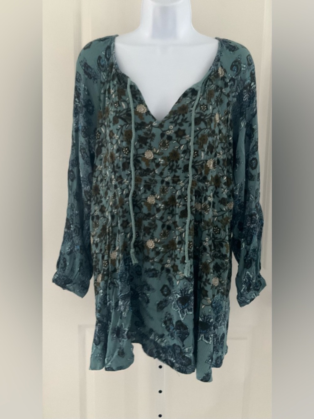 Free People Lucky Loosey Dress Green Boho Print Long Sleeve.
Size Medium.